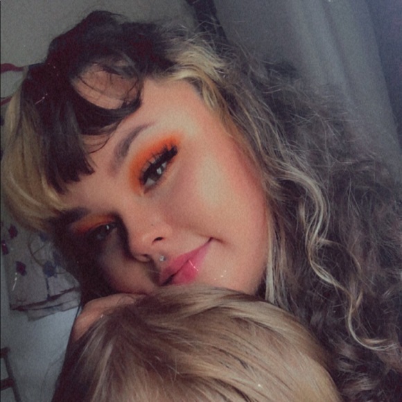 Meet your Posher, Claudia - Picture 1 of 3